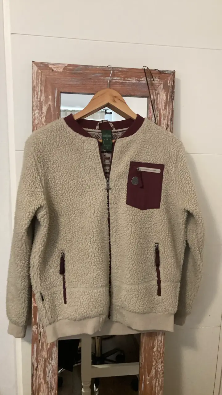 Chaqueta de lana beige con detalles burdeos marca