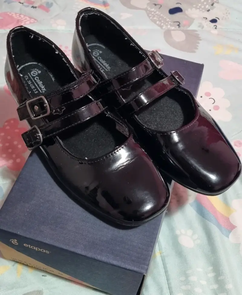 Zapatos escolares negros de charol para niña
