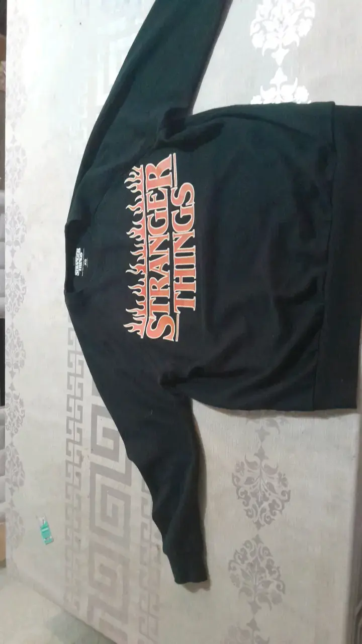 Polerón Stranger Things Negro Talla XS - 1