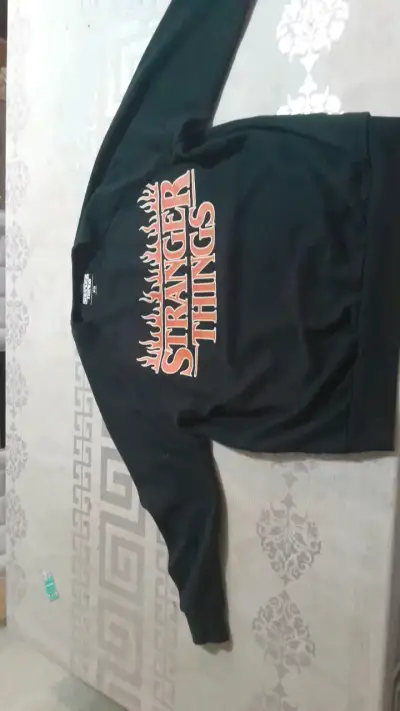 Polerón Stranger Things Negro Talla XS - miniatura 1