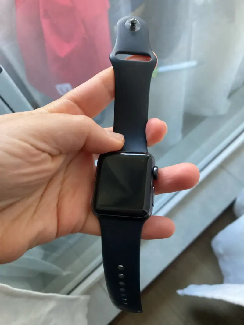 Apple Watch Series 3 con correa negra - 1