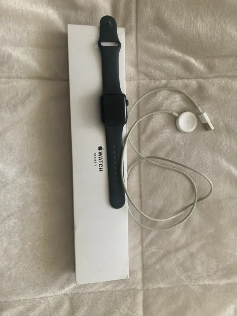 Apple Watch Series 3 con correa negra - 2