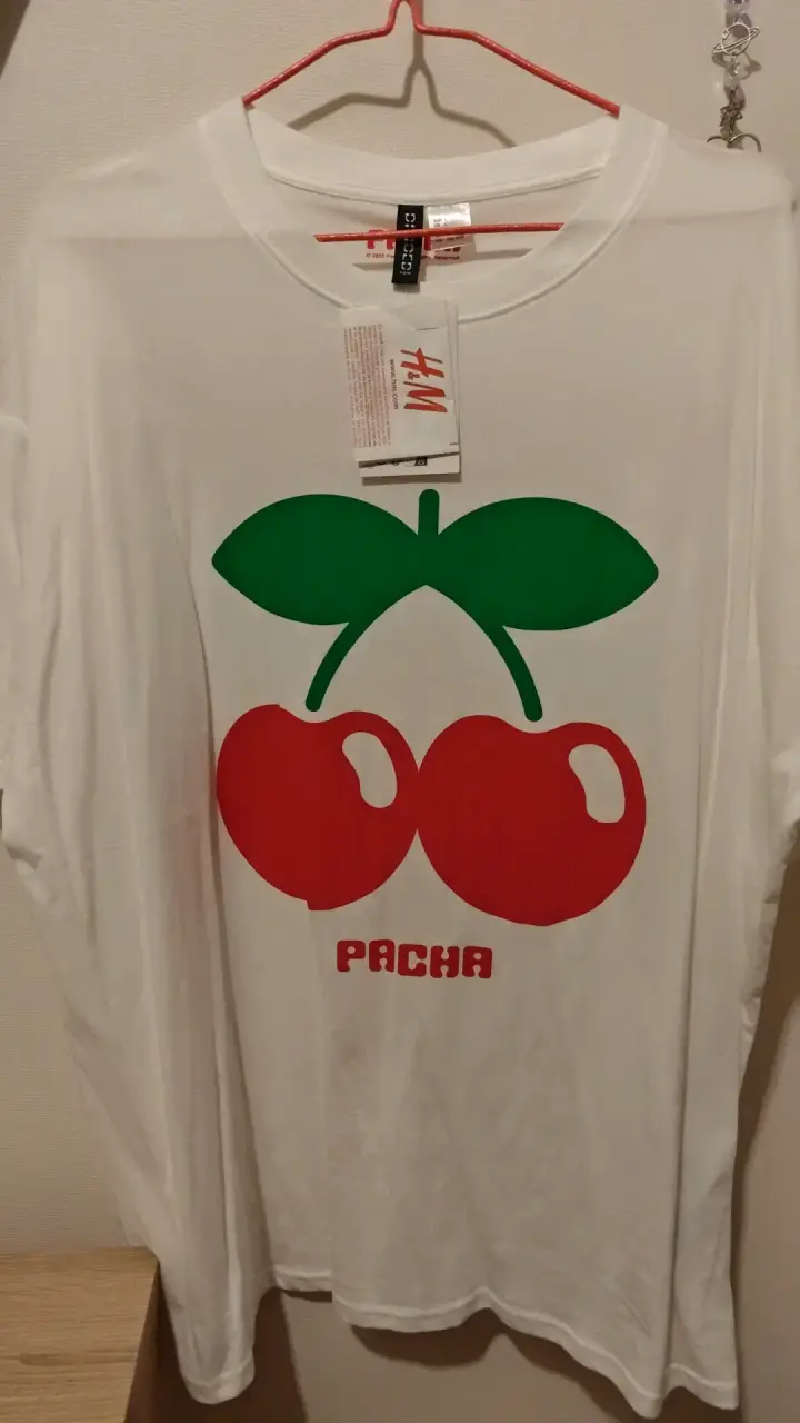 Polera blanca H&M con diseño de cerezas
