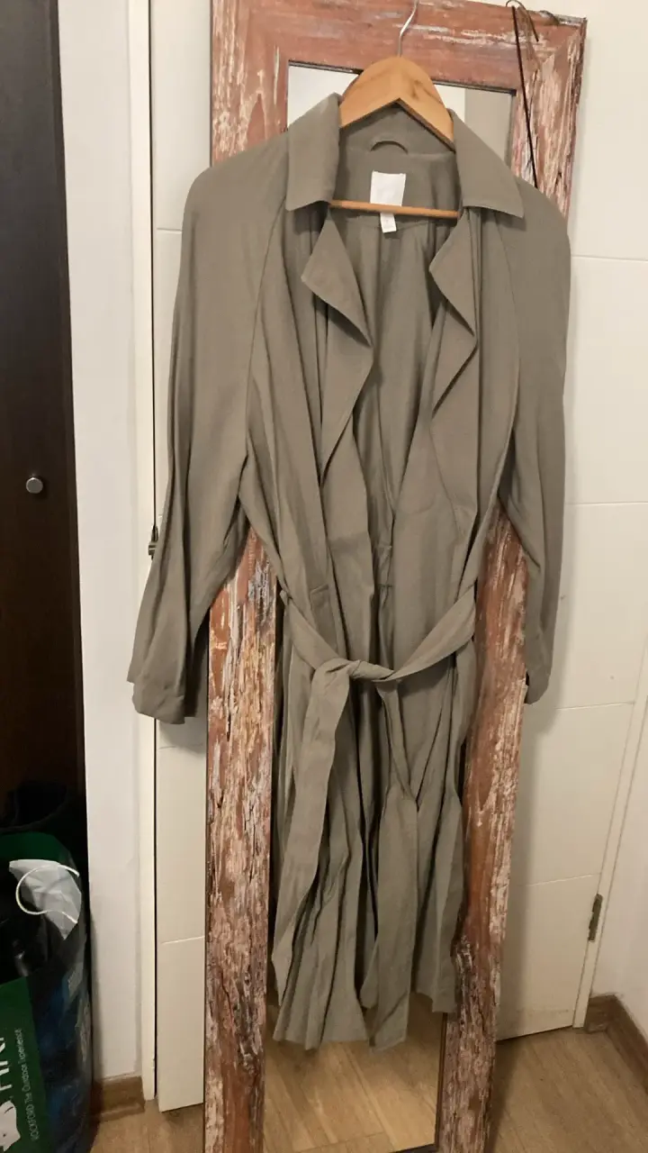 Trench beige con cinturón marca HyM