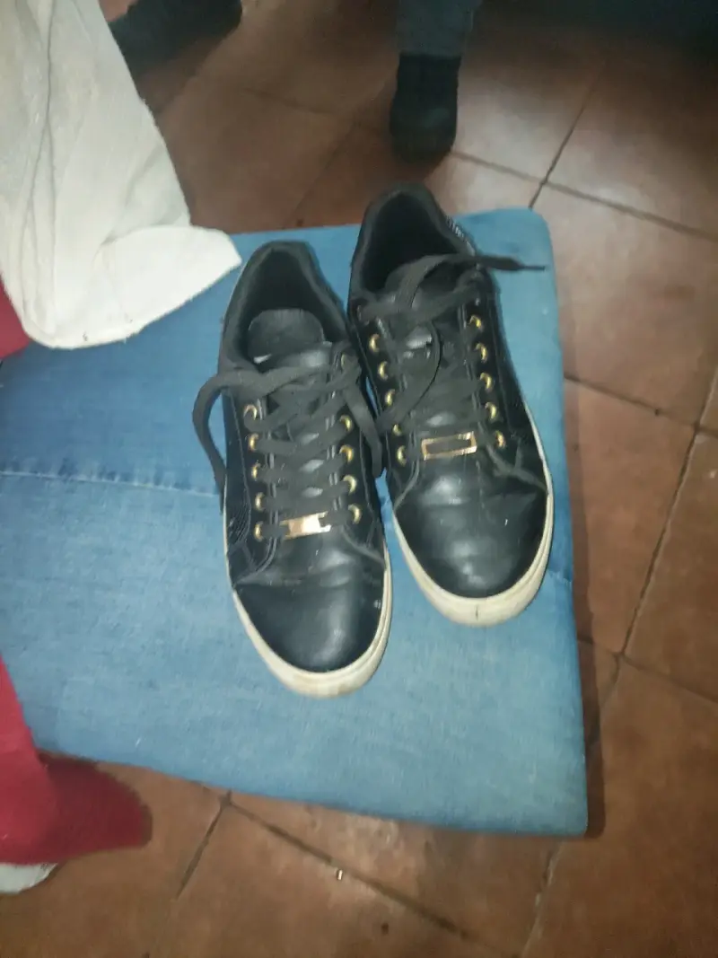 Zapatillas negras con borde dorado t