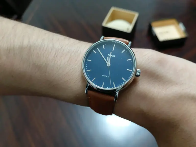 Reloj Timex Retroiluminado con correa de cuero - 1