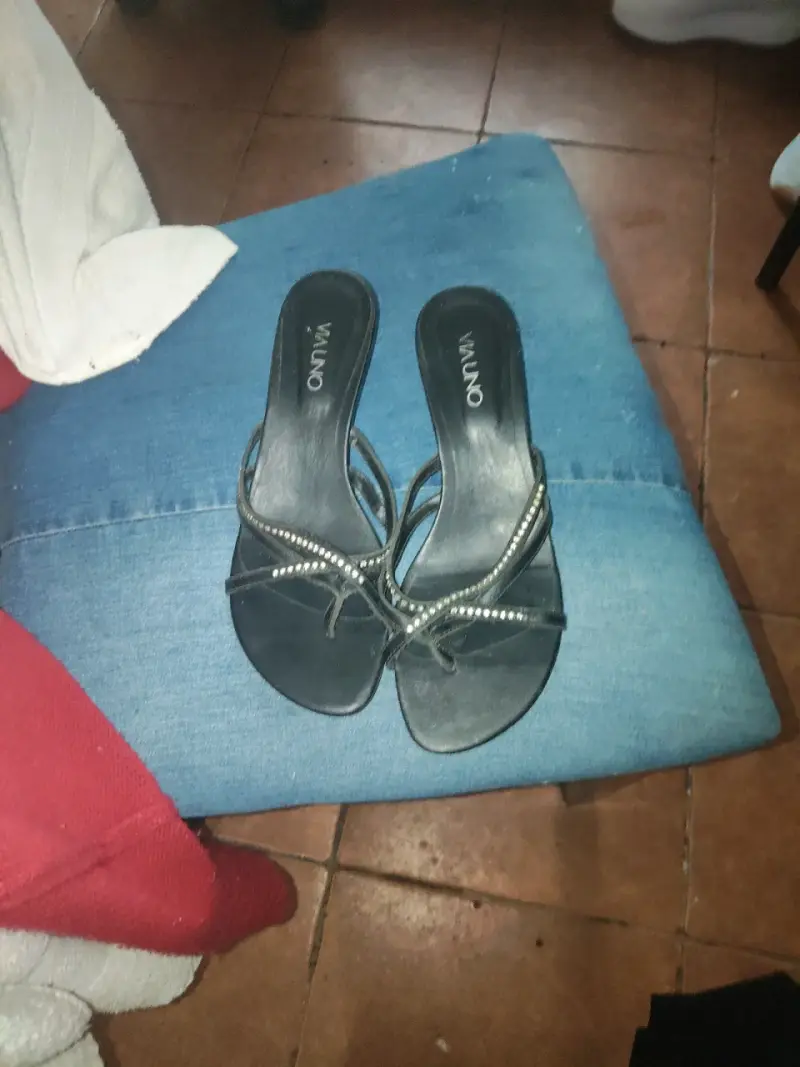 Sandalias negras con pedrería Viano