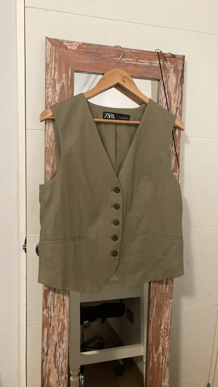 Chaleco sin mangas/Vest verde oliva Zara