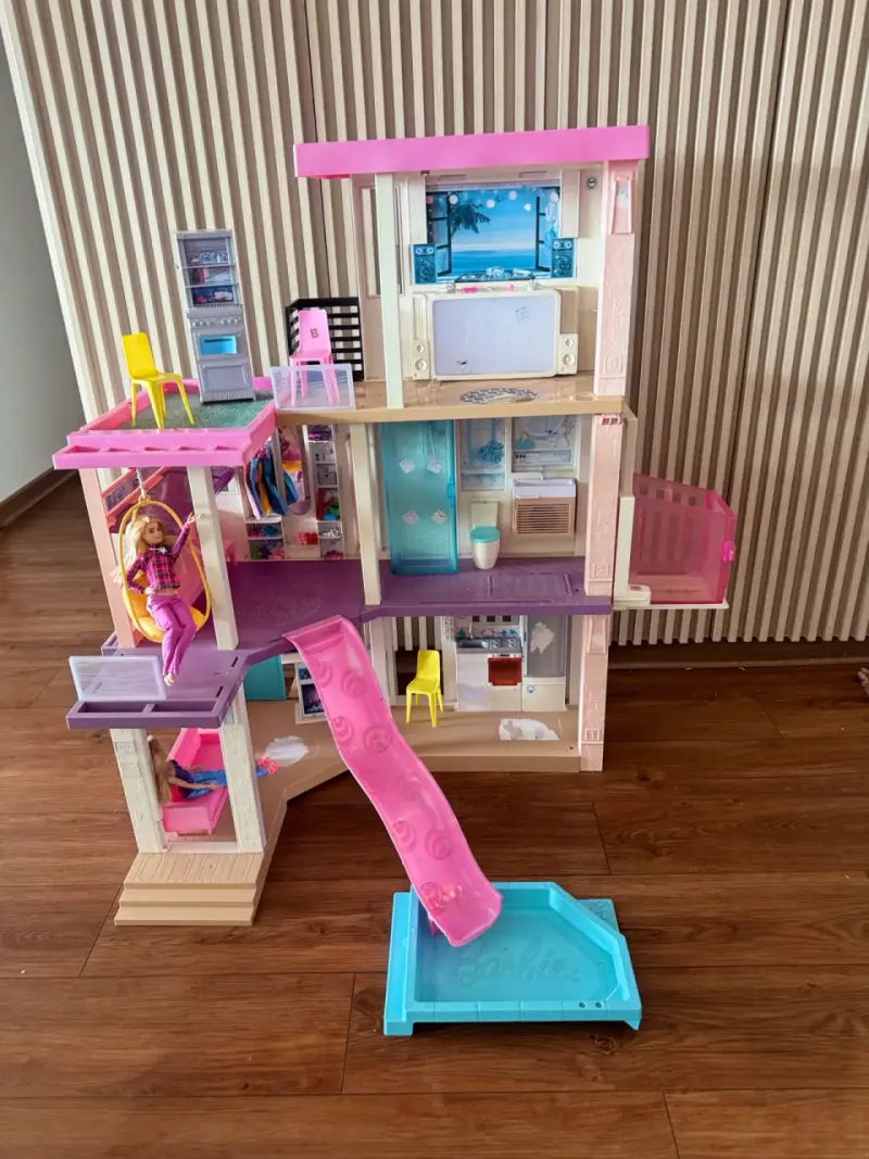 Casa de Muñecas Barbie con Tobogán y Piscina - 1