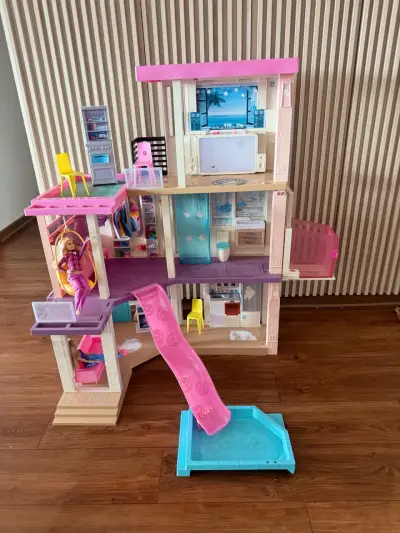Casa de Muñecas Barbie con Tobogán y Piscina - miniatura 1