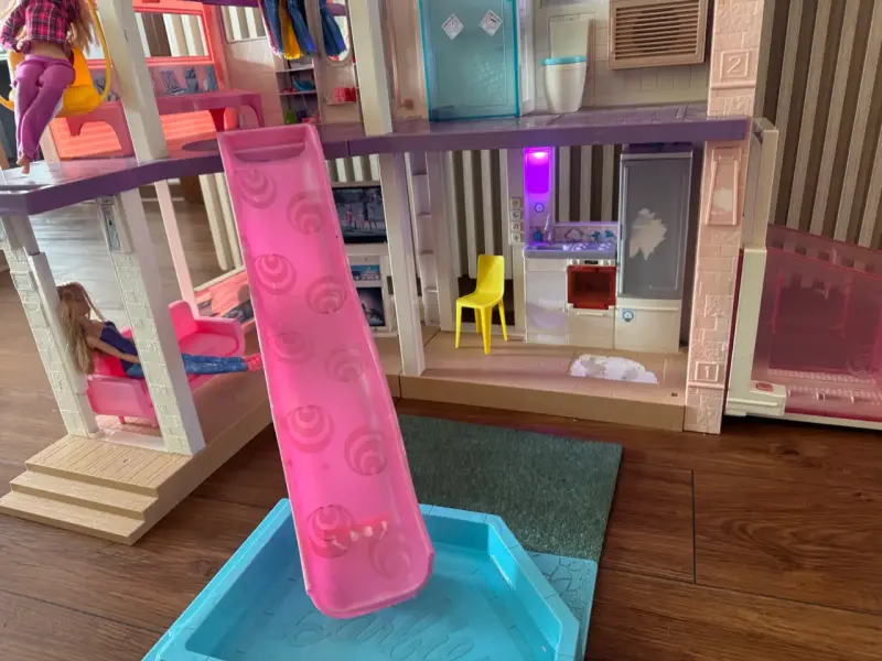 Casa de Muñecas Barbie con Tobogán y Piscina - 2