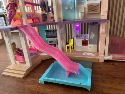 Casa de Muñecas Barbie con Tobogán y Piscina - miniatura 3
