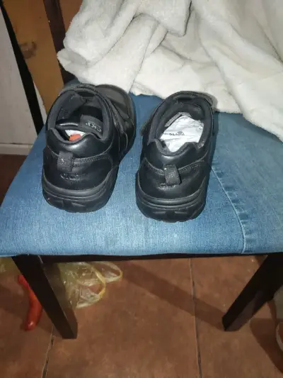 Zapatos escolares negros con velcro para niños - miniatura 1