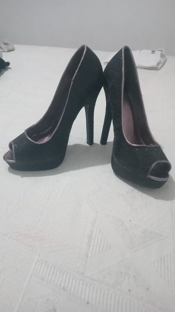 Tacones altos negros con punta abierta