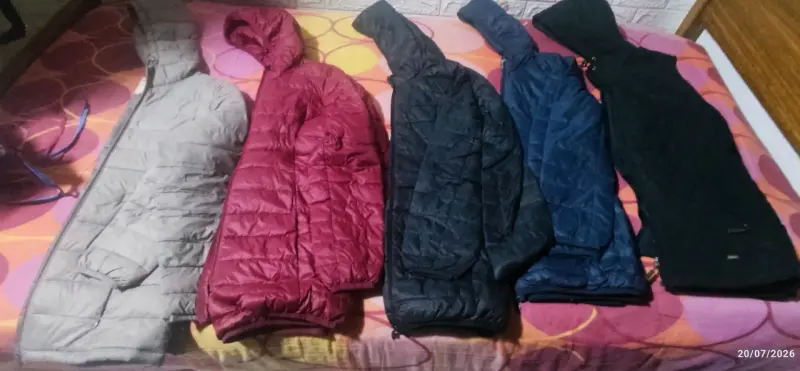 Chaquetas acolchadas con capucha en varios colores - 1