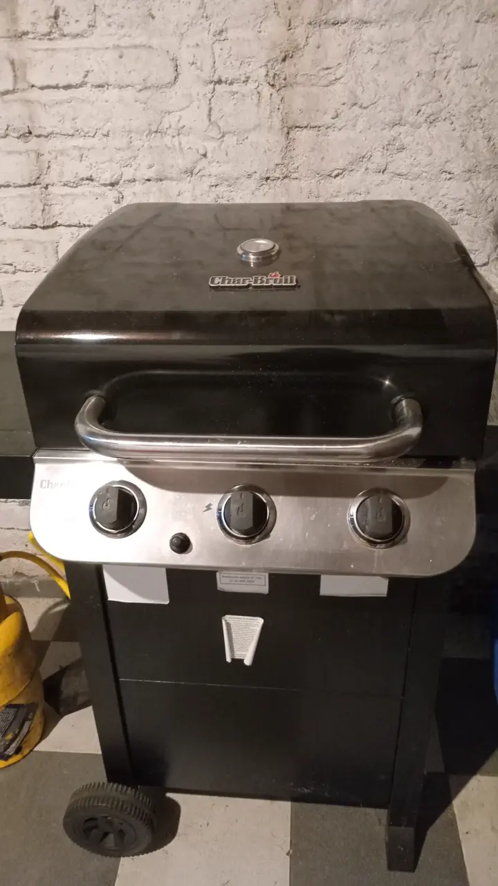 Parrilla a gas Char-Broil con 3 quemadores - 1