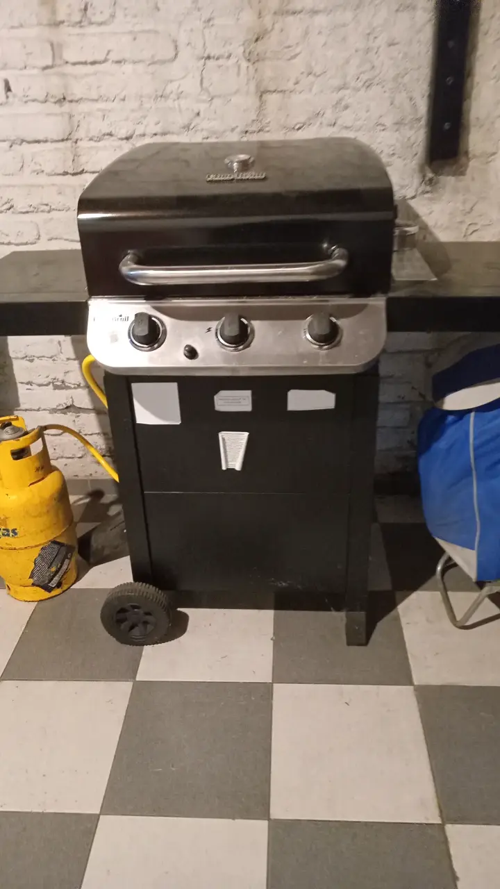 Parrilla a gas Char-Broil con 3 quemadores - 2
