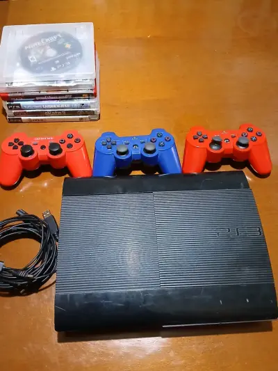 Consola PS3 con juegos y controles - miniatura 1