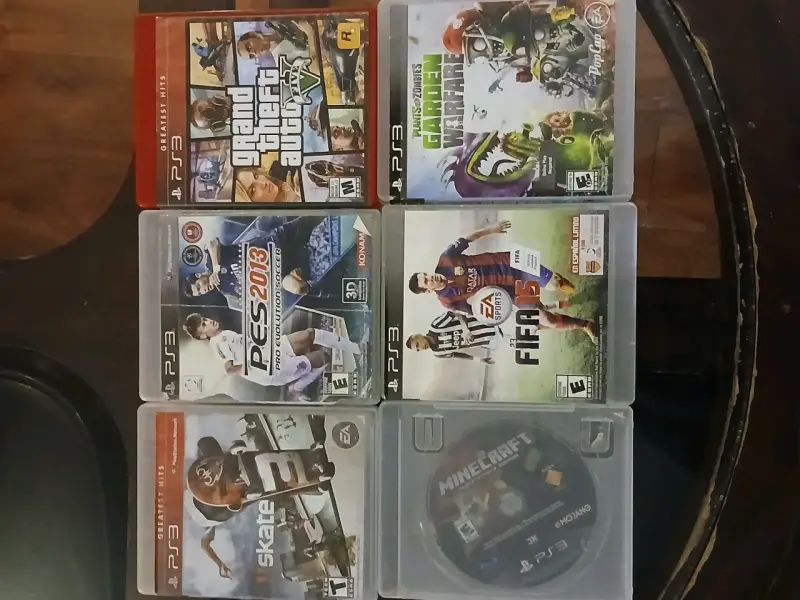 Consola PS3 con juegos y controles - 3