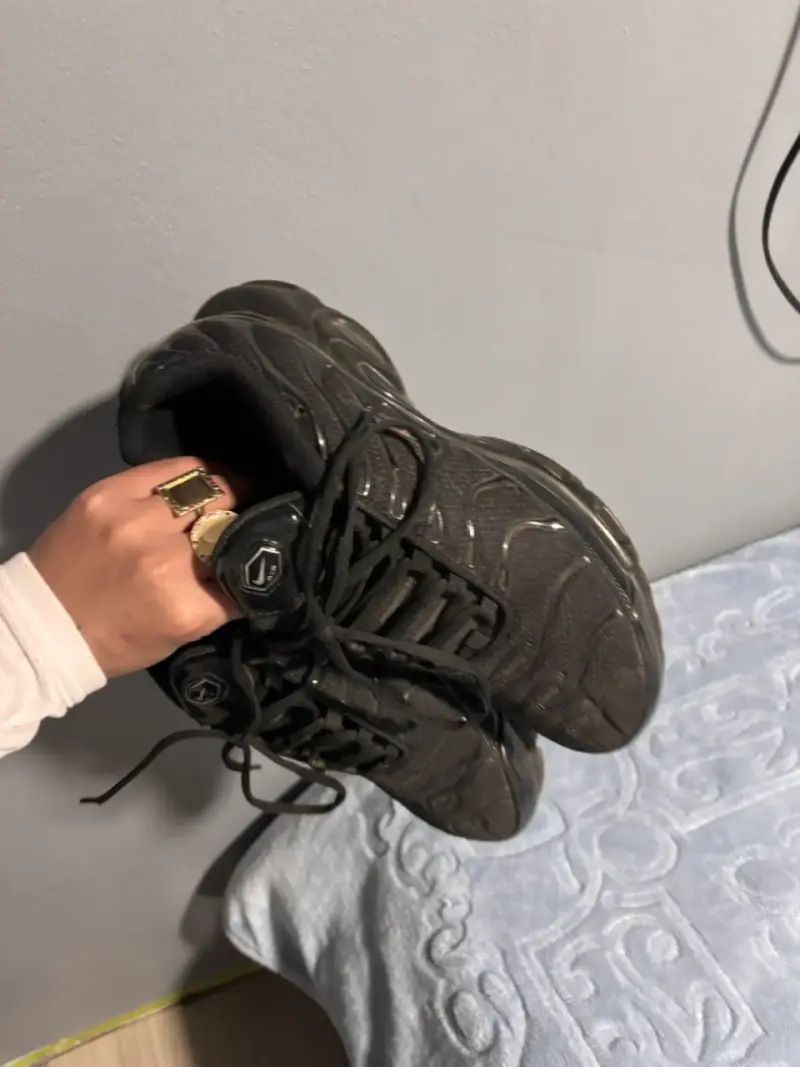 Zapatillas deportivas negras unisex en buen estado