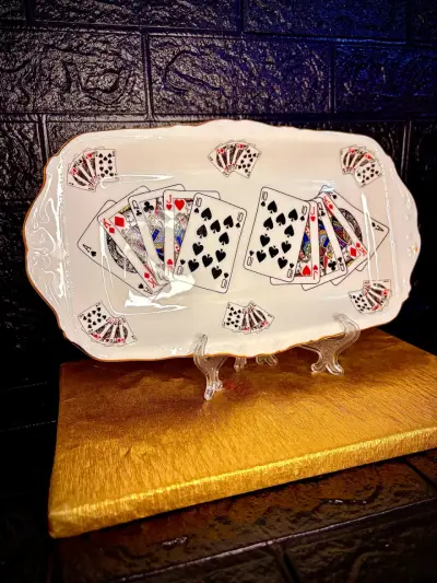 Bandeja de porcelana con diseño de cartas - miniatura 1