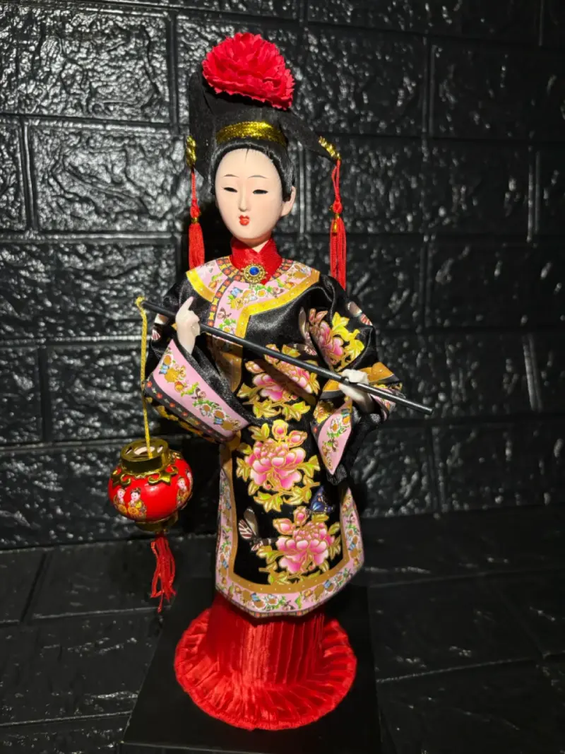 Muñeca decorativa oriental con vestido floral - 1