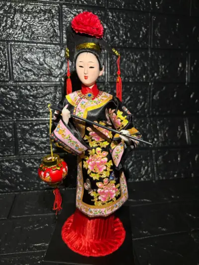 Muñeca decorativa oriental con vestido floral - miniatura 1
