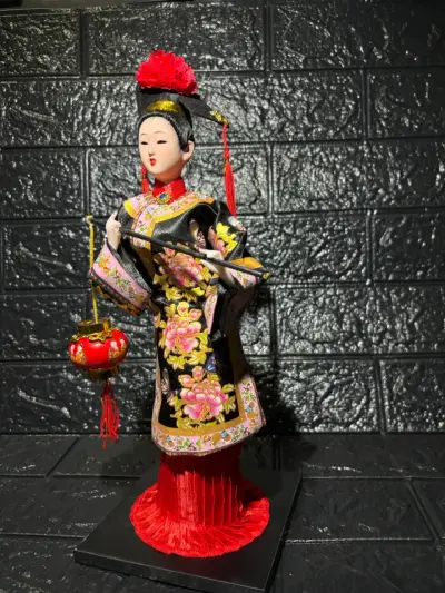 Muñeca decorativa oriental con vestido floral - miniatura 2