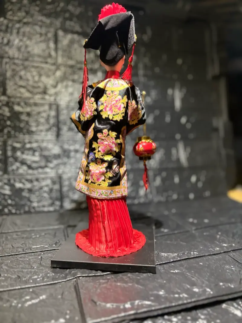 Muñeca decorativa oriental con vestido floral - 3