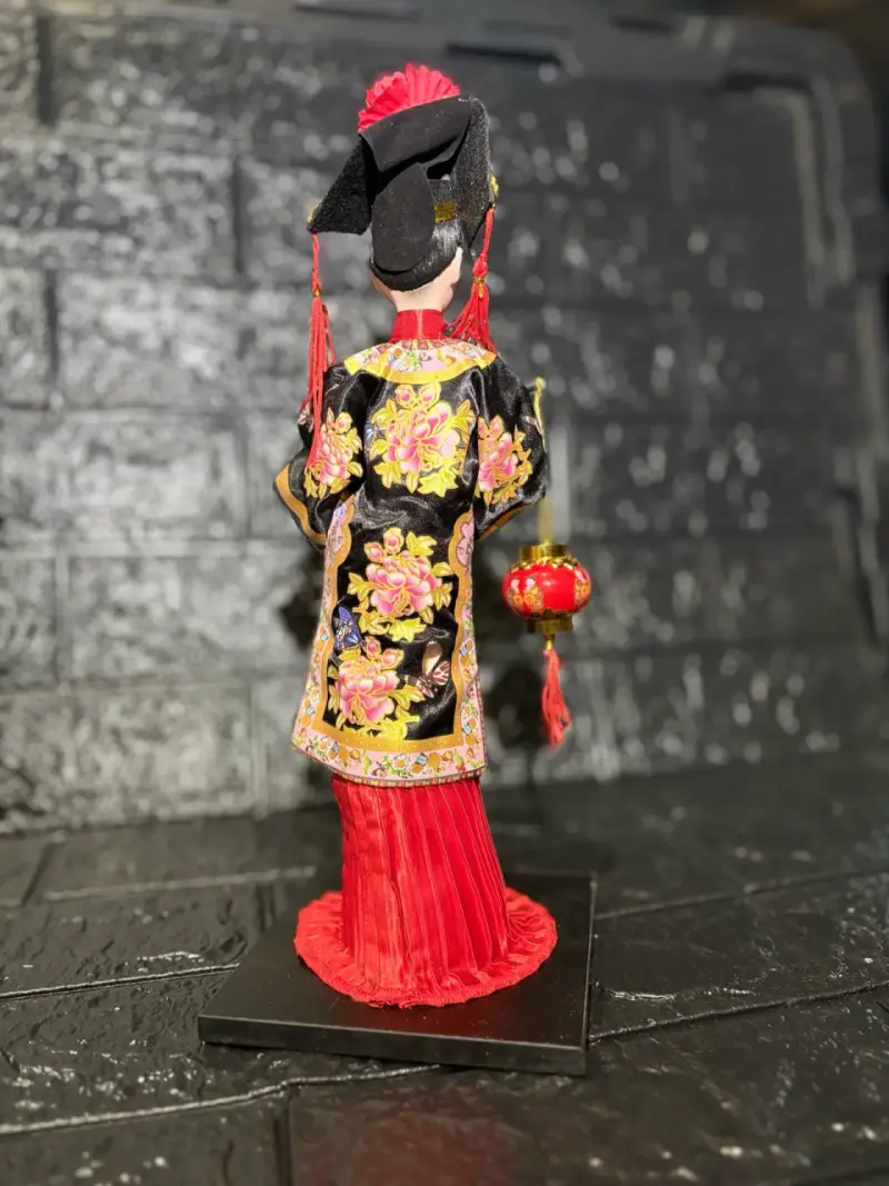 Muñeca decorativa oriental con vestido floral - 4