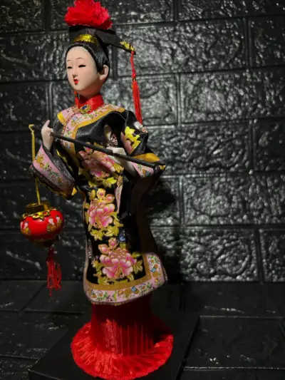 Muñeca decorativa oriental con vestido floral - miniatura 5