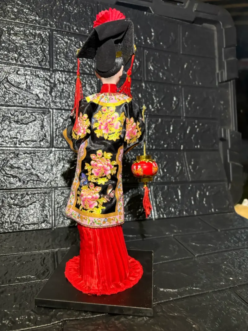 Muñeca decorativa oriental con vestido floral - 6