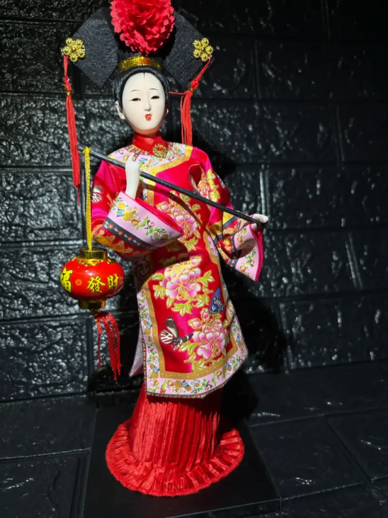 Muñeca decorativa oriental con vestido tradicional - 1