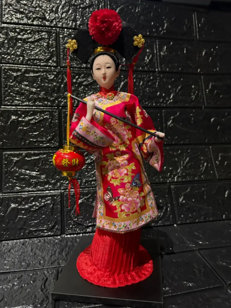 Muñeca decorativa oriental con vestido tradicional - 4