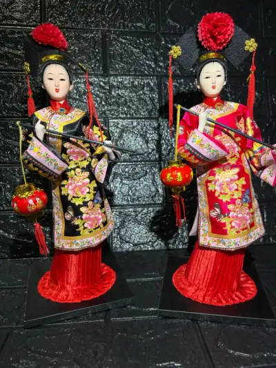 Figuras decorativas chinas  con trajes típico - miniatura 1