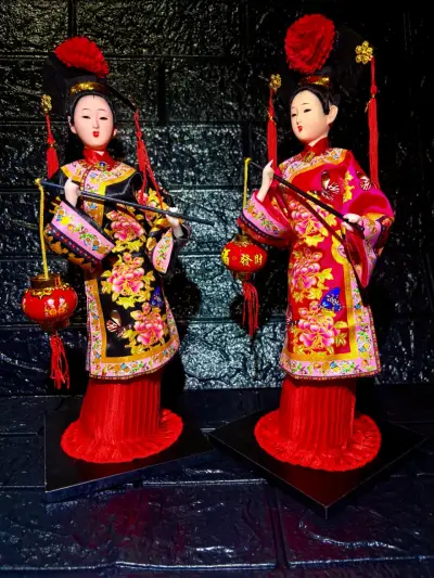 Figuras decorativas chinas  con trajes típico - miniatura 4