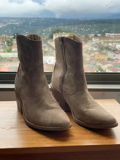 Botines de cuero beige con tacón - miniatura 2