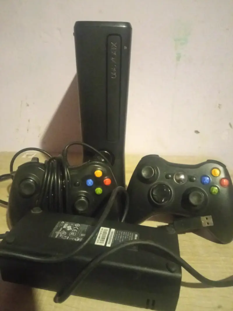 Consola Xbox 360 con dos controles y detalles - 1