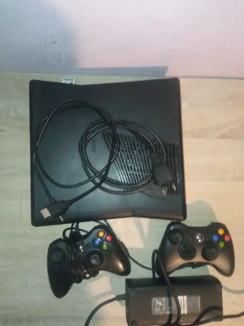 Consola Xbox 360 con dos controles y detalles - 2