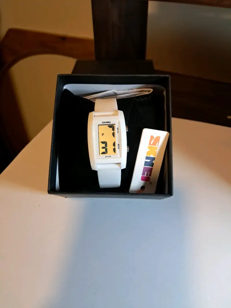 Reloj digital Skmei blanco resistente al agua - 4