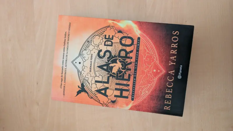 Libro 'Alas de Hierro' de Rebecca Yarros - 1