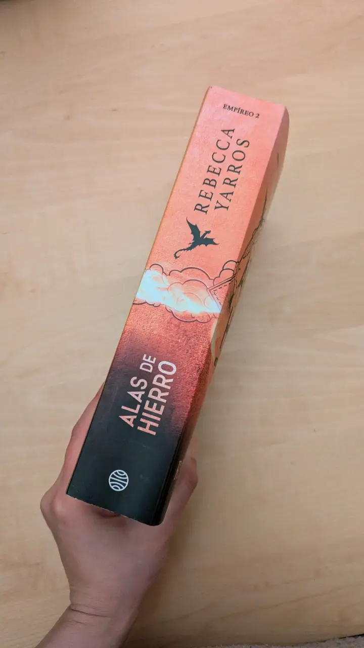 Libro 'Alas de Hierro' de Rebecca Yarros - 3