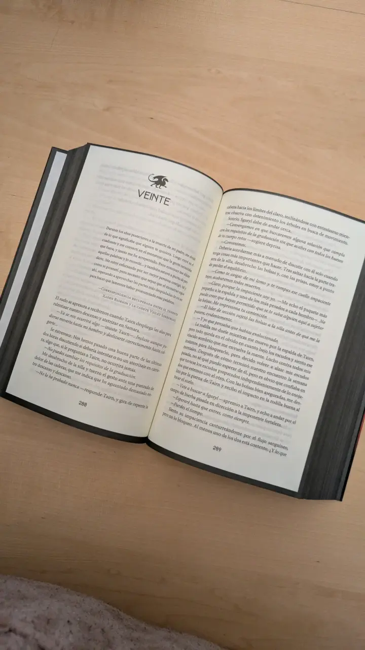 Libro 'Alas de Hierro' de Rebecca Yarros - 6