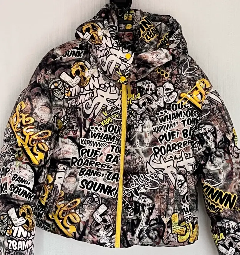 Chaqueta acolchada con diseño gráfico urbano