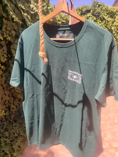 Polera verde Mountain Gear con diseño trasero - miniatura 1