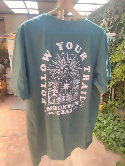 Polera verde Mountain Gear con diseño trasero - miniatura 2
