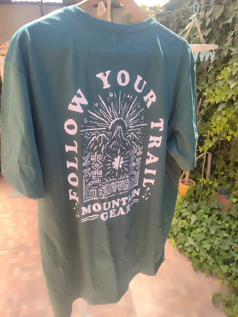 Polera verde Mountain Gear con diseño trasero - 3