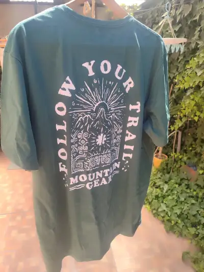 Polera verde Mountain Gear con diseño trasero - miniatura 3