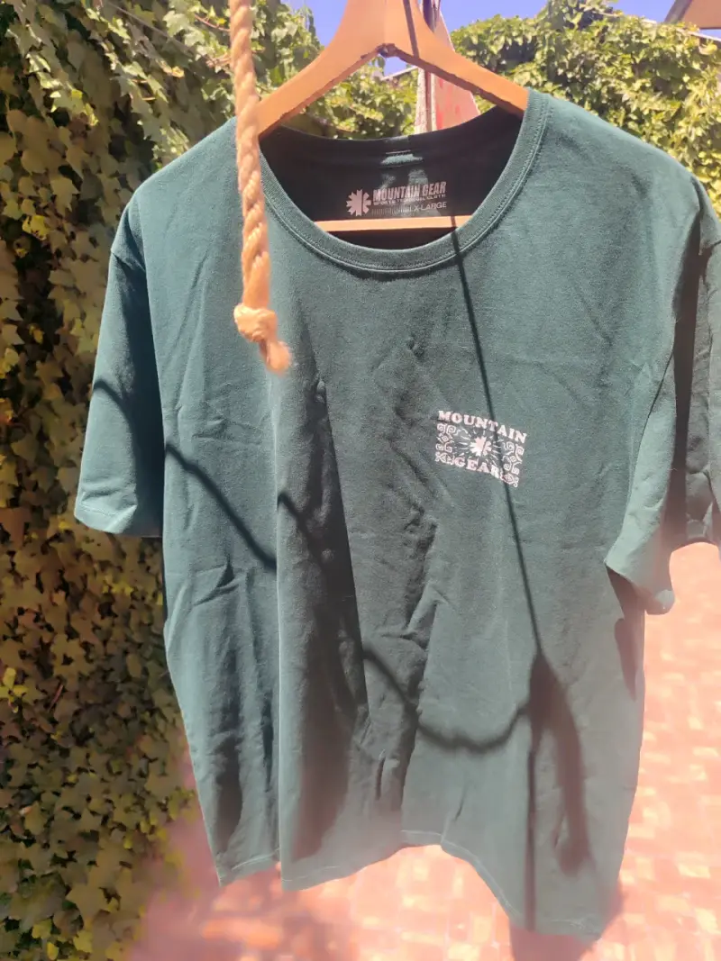 Polera verde Mountain Gear con diseño trasero - 4