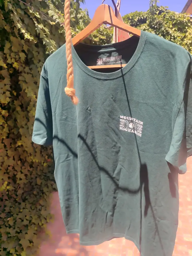 Polera verde Mountain Gear con diseño trasero - 5